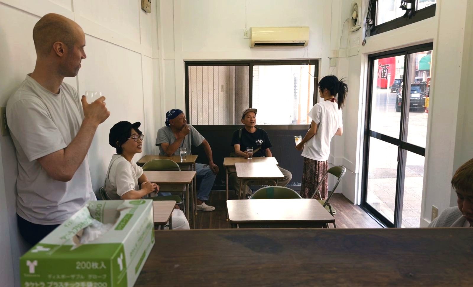 客席で談笑する人たち