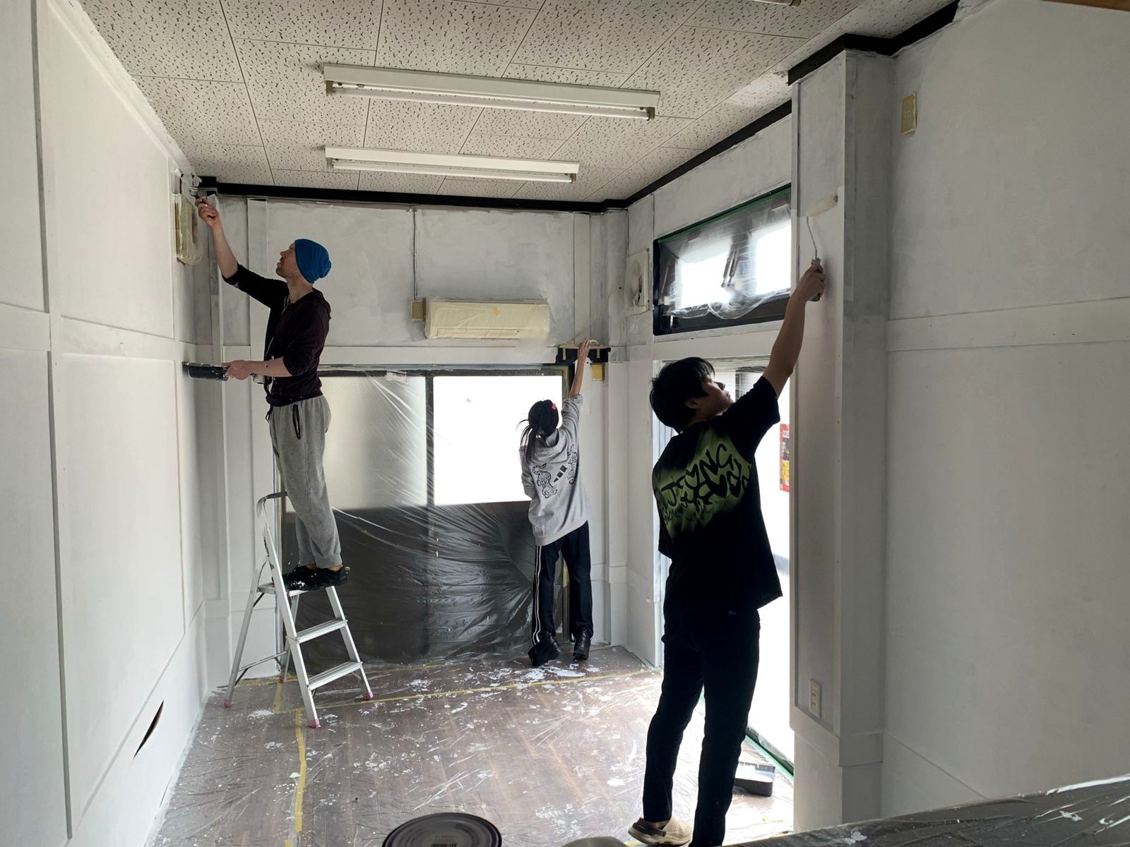 壁の塗装作業